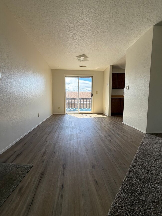 Building Photo - Newly remolded 3b/1b duplex