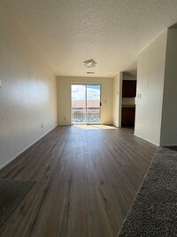 Building Photo - Newly remolded 3b/1b duplex