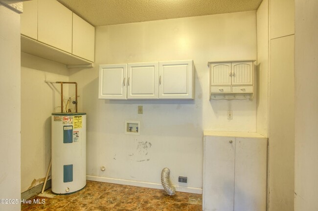 Building Photo - 303 Sedgefield Ct