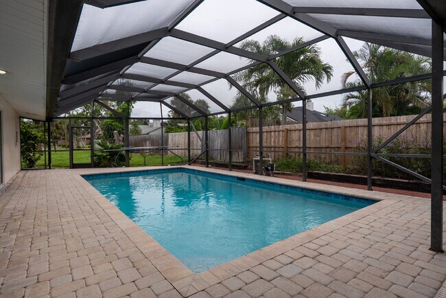 Building Photo - Spacious 5-Bed, 4-Bath Sarasota Home with ...