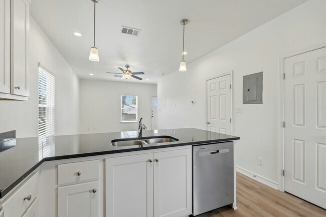 Building Photo - 707 Runnels Ave