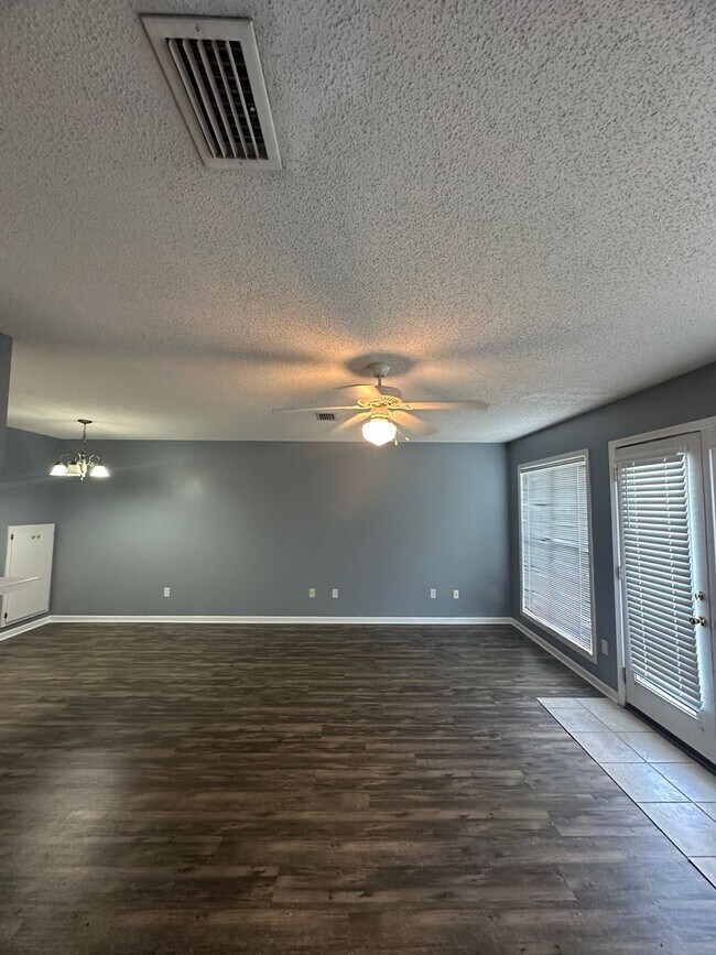 Building Photo - 105 S Spring View Dr