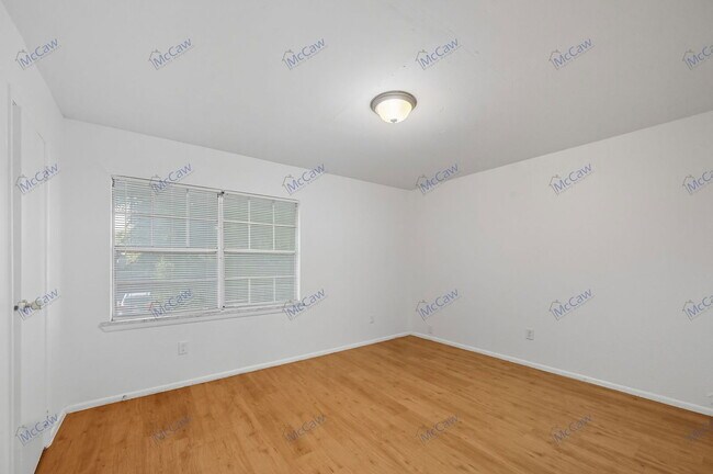 Building Photo - 616 Moore St