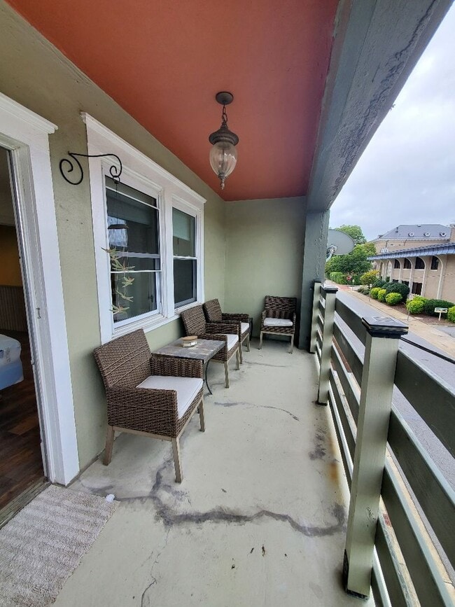 Building Photo - Beautiful 2BR/1BA Apartment with Utilities Included – Prime Downtown Location