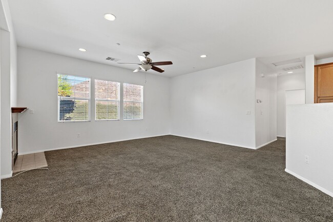 Building Photo - 2 bedroom Condo with an attached garage an...