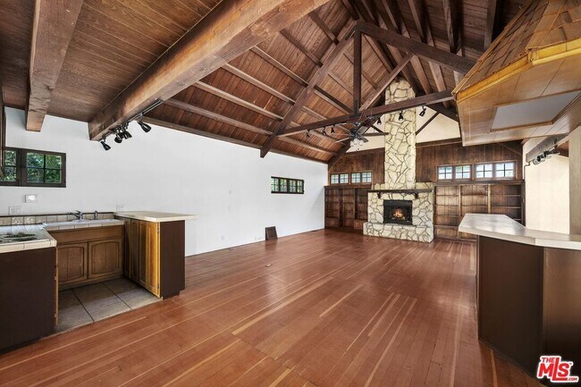 Building Photo - 517 Elm Dr