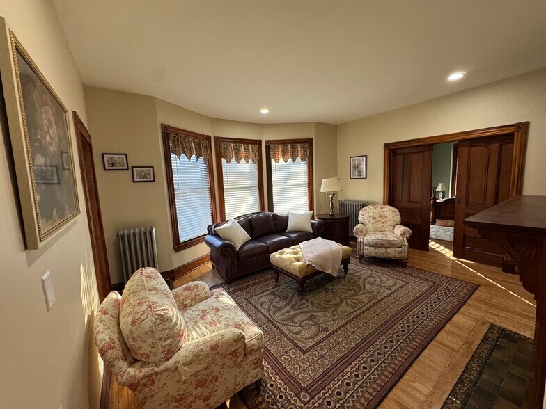 Livingroom with lg tv - 90 High St