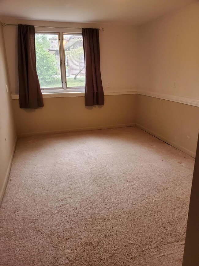 Building Photo - 413 Riverview Dr