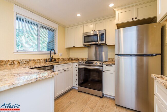 Building Photo - The Courtyard | Lovely Condo | Washer/Drye...