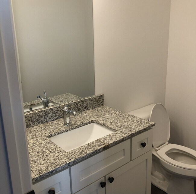 Building Photo - 2BD 2.5 Bathroom apartment available close to TTU