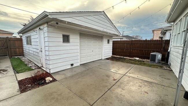 Building Photo - 7520 W Carmen Ave