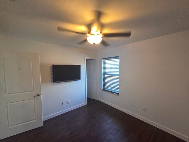 Building Photo - Spacious 4Bed/2Ba Brick Home w/Inground Pool in Mowat Highlands! *1/2 OFF Security Deposit for Ac...