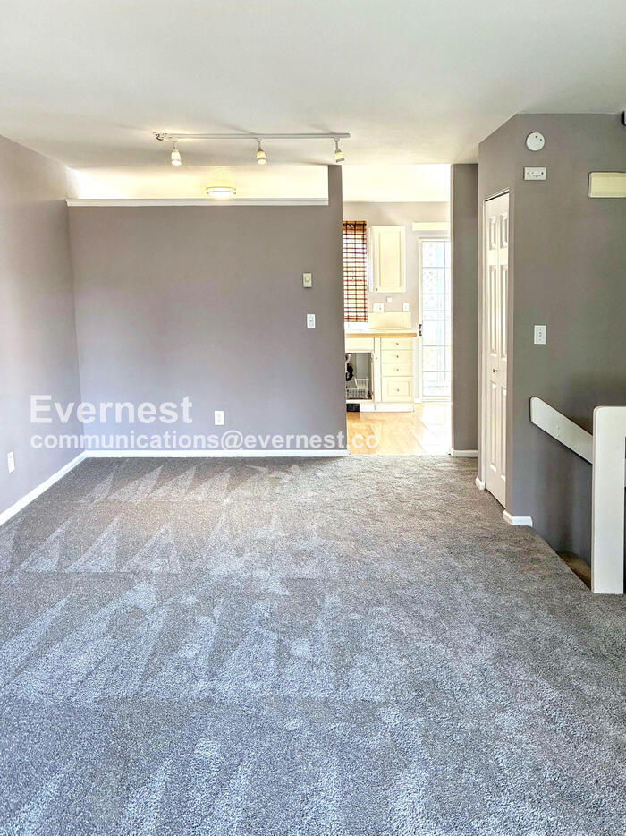 Building Photo - 2828 Silverplume Dr