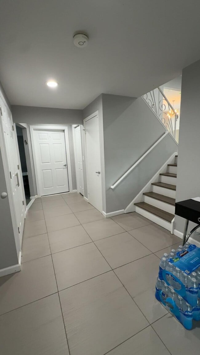 Building Photo - 17 Roslyn Dr