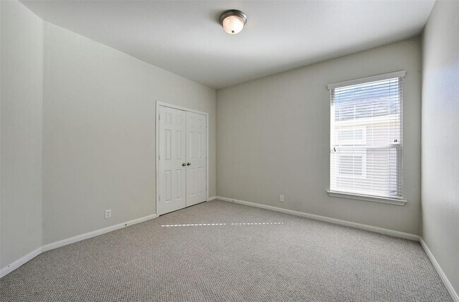 Building Photo - 2412 Allred Dr