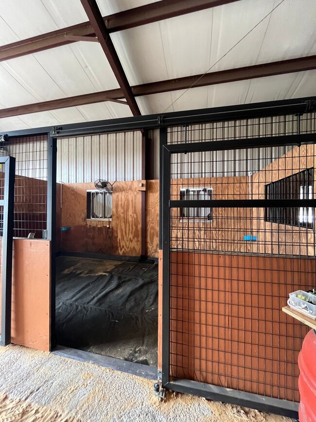 Building Photo - 4/3 Ocala HITS Stalls/RV Hook-Ups/Paddocks...