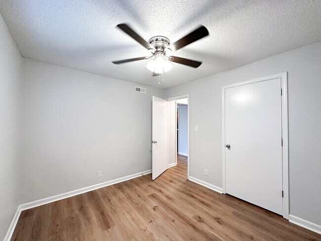 Building Photo - 470 Martha Ln