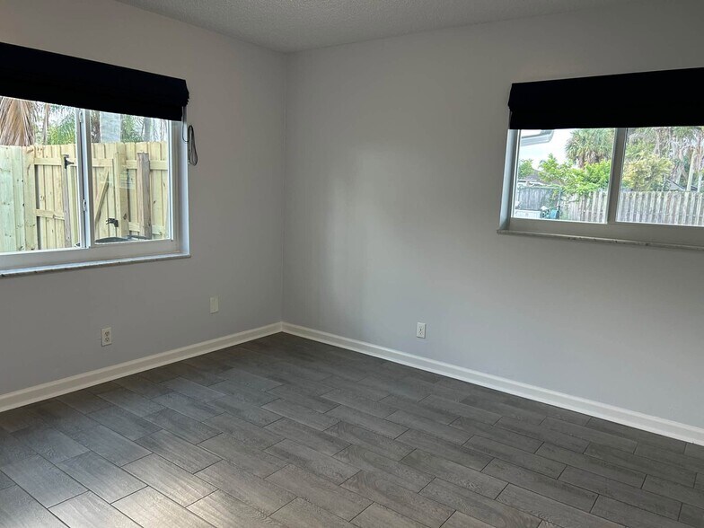 And two windows, also with professional privacy blinds - 7669 SE James St
