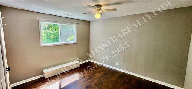 Building Photo - Nice Updated 3 Bed, 1 Bath in KCK-Availabl...