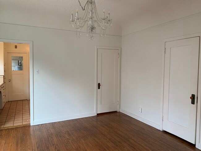 Dining - 631 N Gardner St