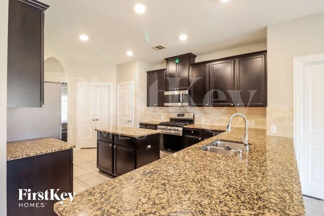 Building Photo - 4313 Lakeview Dr