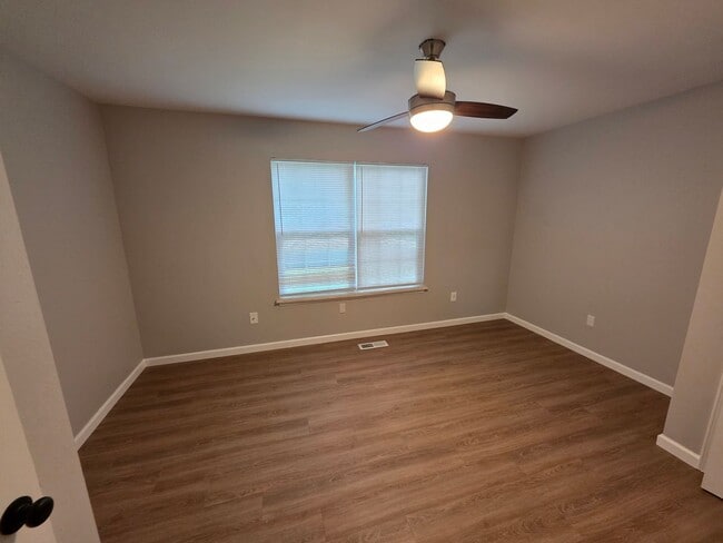 Building Photo - Updated 2 bedroom 2 bath with pool