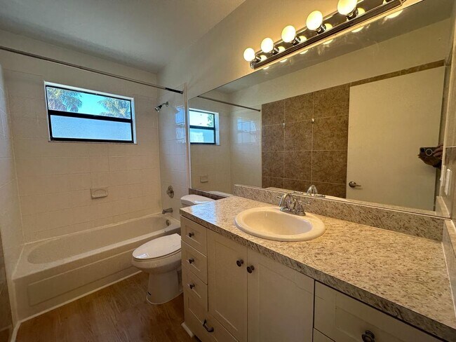 Building Photo - 556 Holly Dr