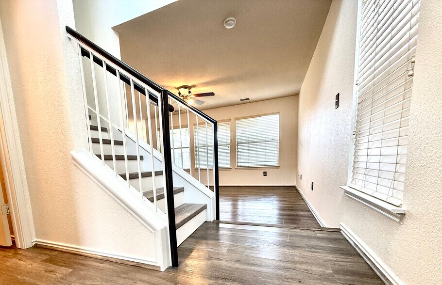 Building Photo - 913 Coronation Way