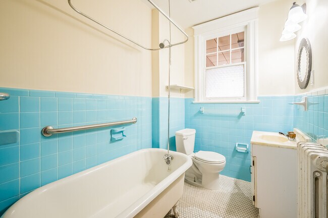 Building Photo - 1236 Oates St NE