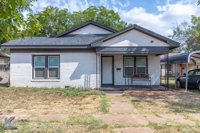 Building Photo - XL HOME!  3 bed, 1 bath, LOTS OF ROOM!