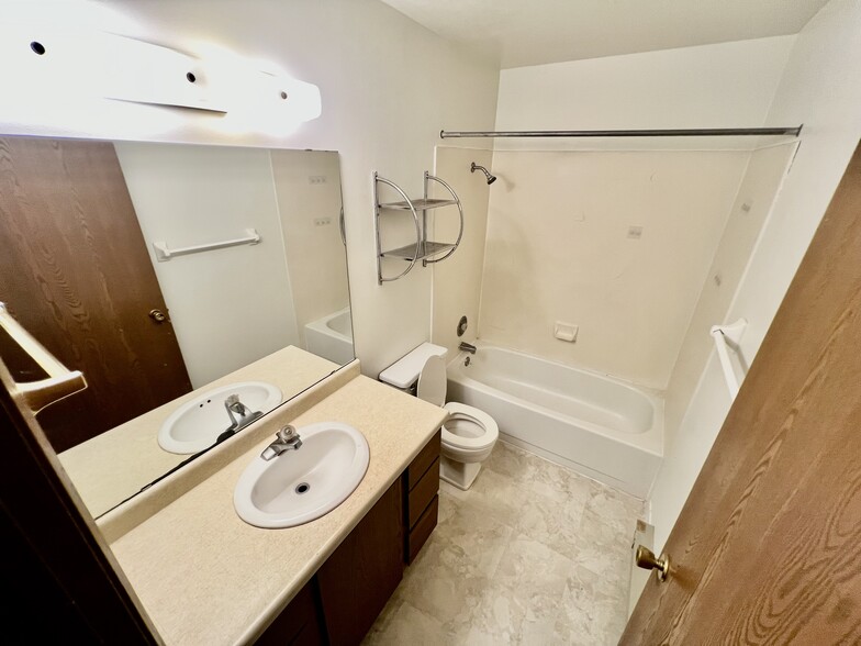 Bath - 3176 Ridgeway Ave