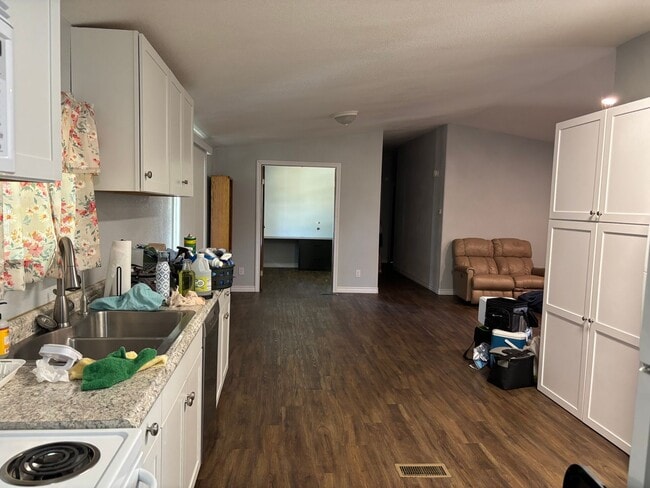Building Photo - 4+ bdrm Country Home