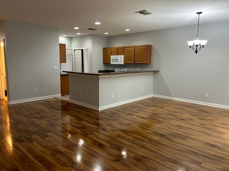 Living - 2543 Creekside Dr