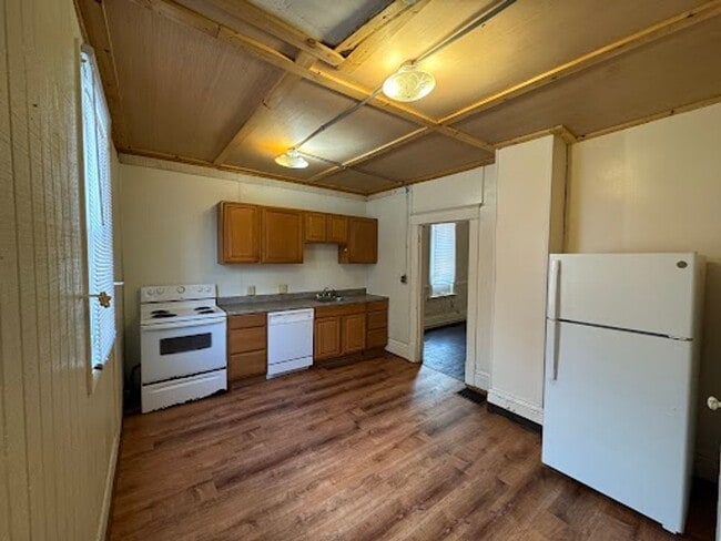 Building Photo - 3 Bedroom/ 1.5 Bathroom House -Near WVU Ma...