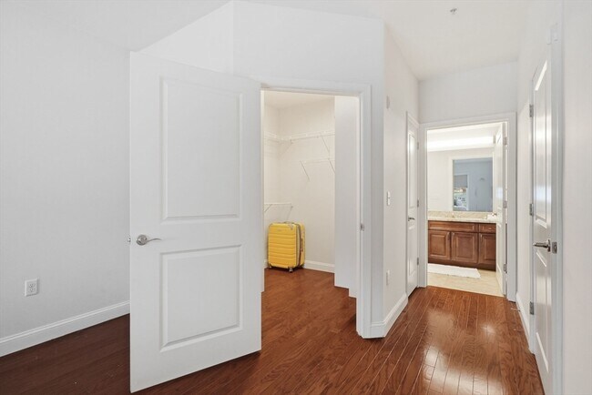 Building Photo - 855 Main St