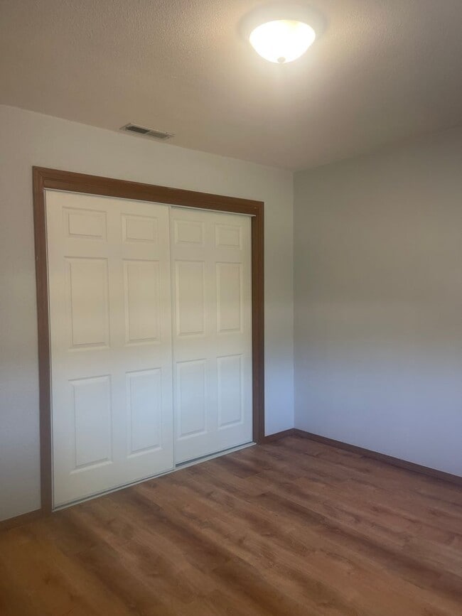 Building Photo - 651 Country Oak Dr