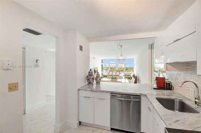 Building Photo - 20100 W Country Club Dr