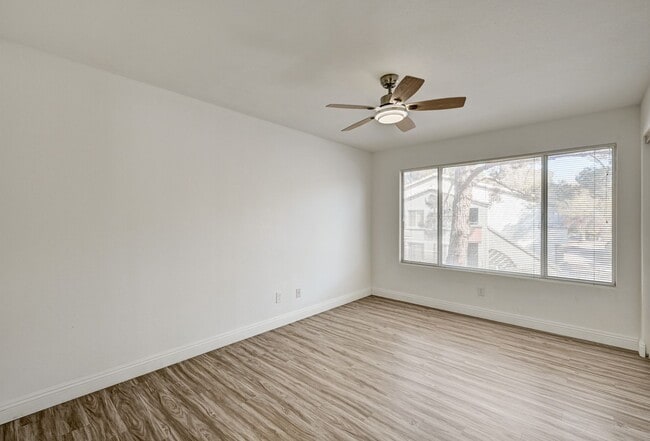 Building Photo - Great 2 bedroom 2 bathroom upstairs condo!