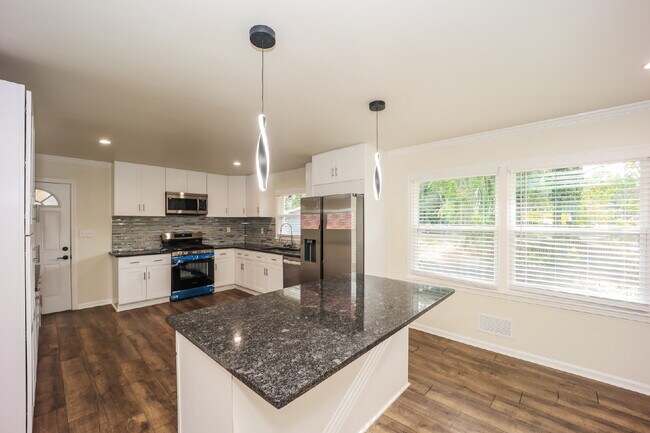 Building Photo - 3702 Chesapeake Way