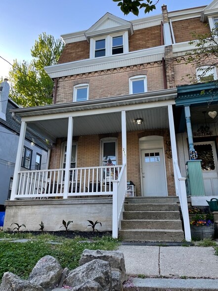 Building Photo - 211 Sumac St