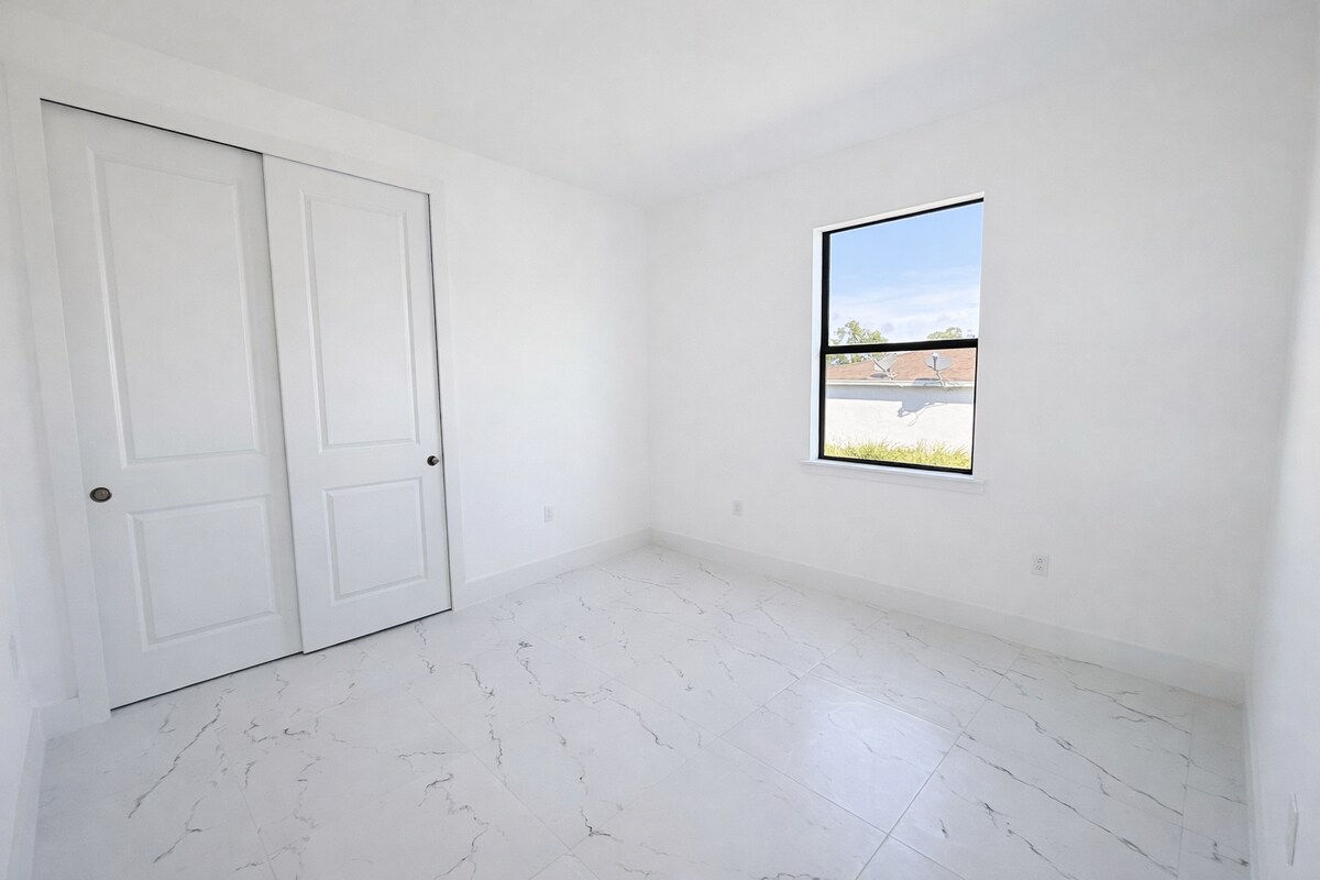 Building Photo - 828 Holmes Ave