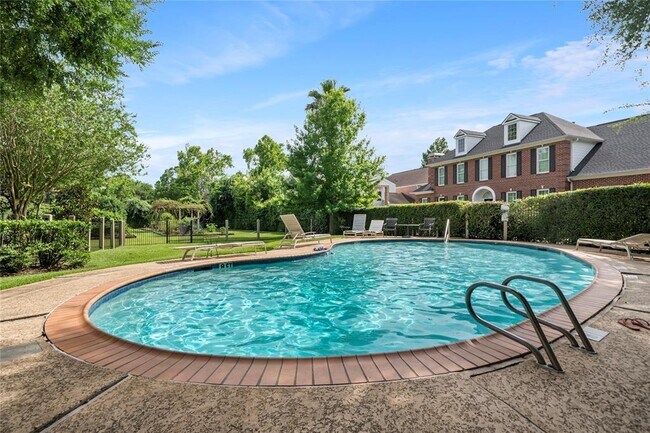 Building Photo - 9400 Doliver Dr