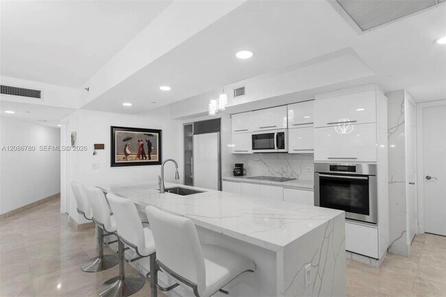 Building Photo - 17201 Collins Ave