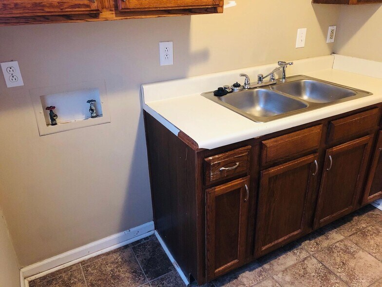 Building Photo - 185 Oak St