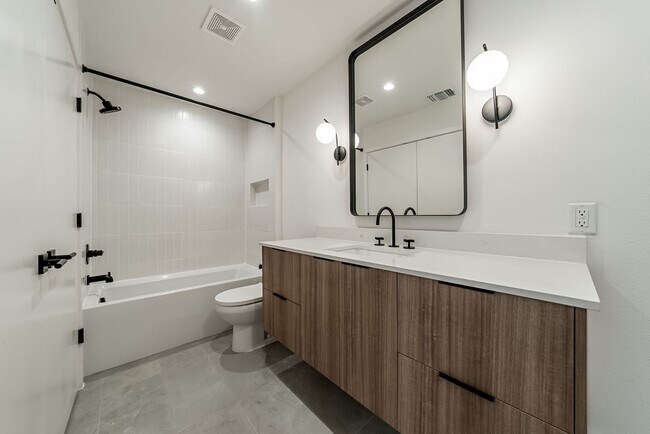 Building Photo - Stunning 2 bed / 2 bath condo in North Austin