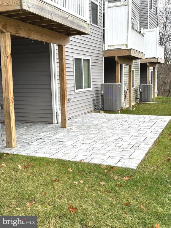 Building Photo - 11 Woods Dr