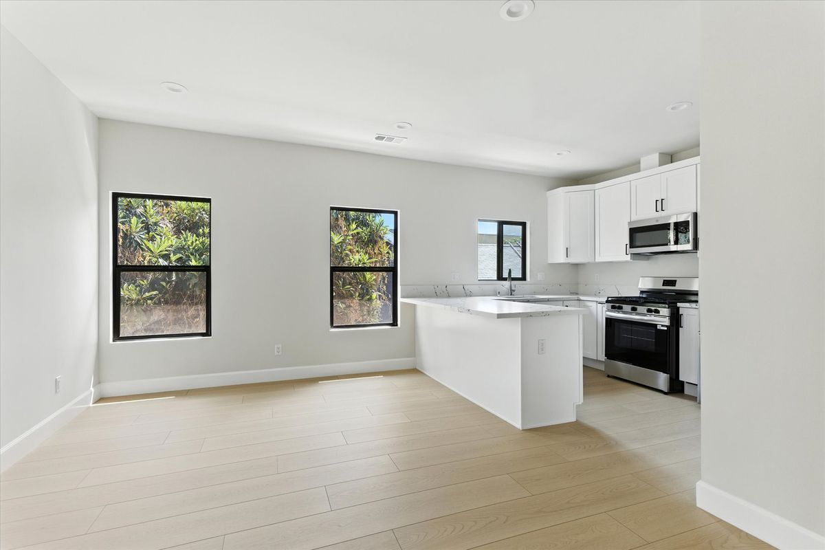 Building Photo - 1172 N Wilton Pl