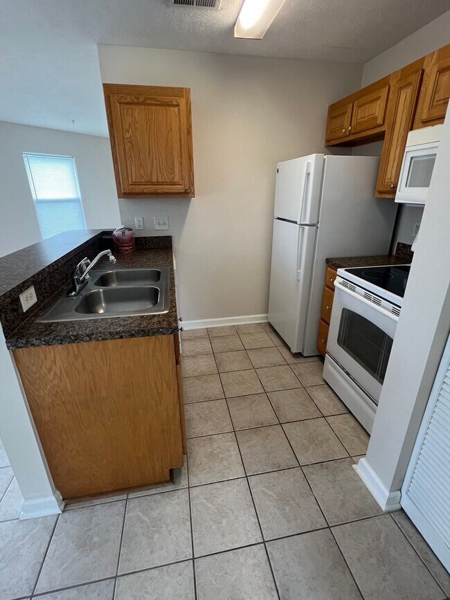 Building Photo - 1-Bedroom, 1-Bath Condo