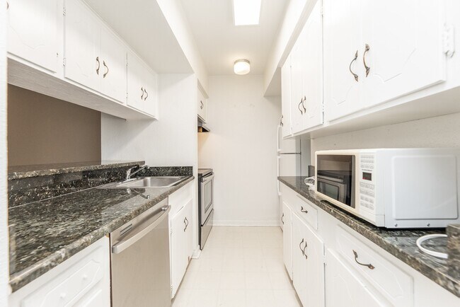 Building Photo - 2101 Fountain View Dr