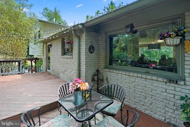 Building Photo - 5400 Woodlyn Ct